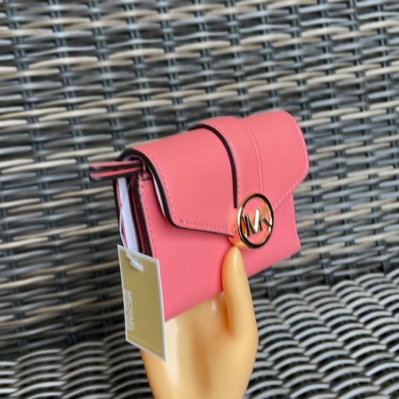 MICHAEL KORS CARMEN MEDIUM LOGO AND FAUX LEATHER WALLET GRAPEFRUIT - Picture 13 of 16